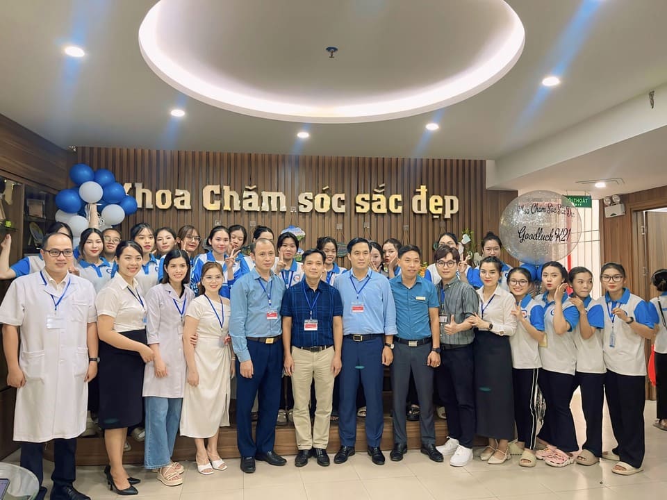 Ban giám hiệu trực tiếp quan tâm trong kỳ thi Tốt nghiệp tại Khoa Chăm Sóc sắc đẹp - trường Cao đẳng Y Hà Nội 