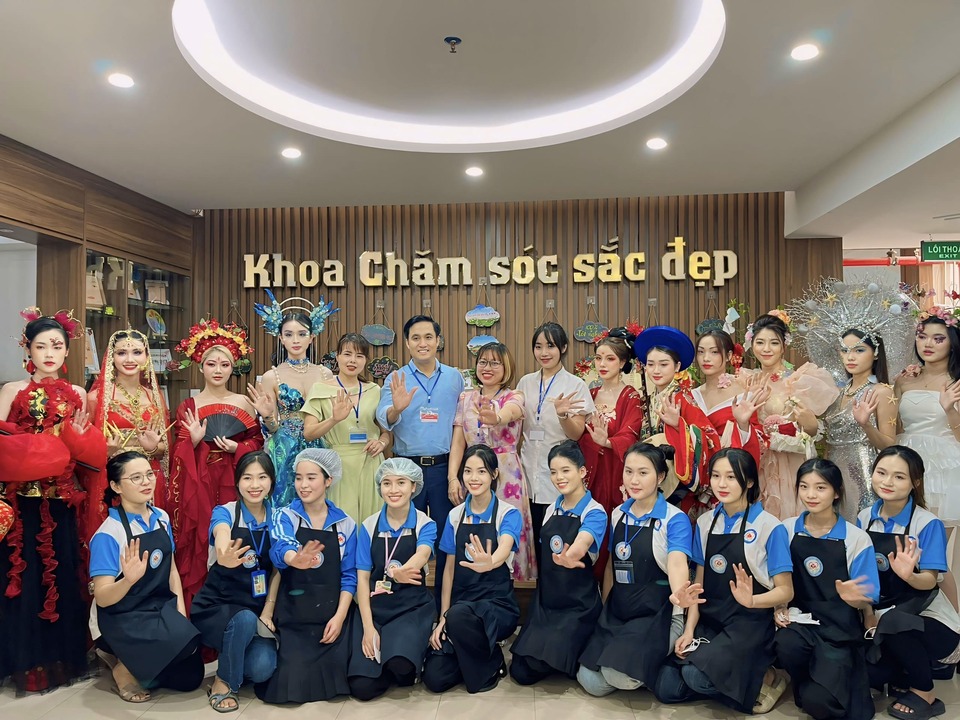 Ban giám hiệu trực tiếp quan tâm trong kỳ thi Tốt nghiệp tại Khoa Chăm Sóc sắc đẹp - trường Cao đẳng Y Hà Nội 