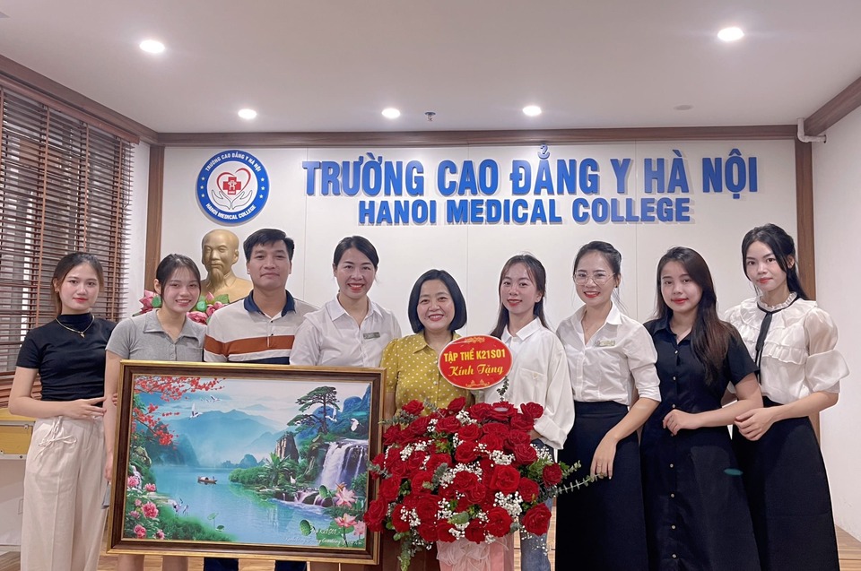 Sinh Viên tặng Quà lưu niệm cho nhà trường